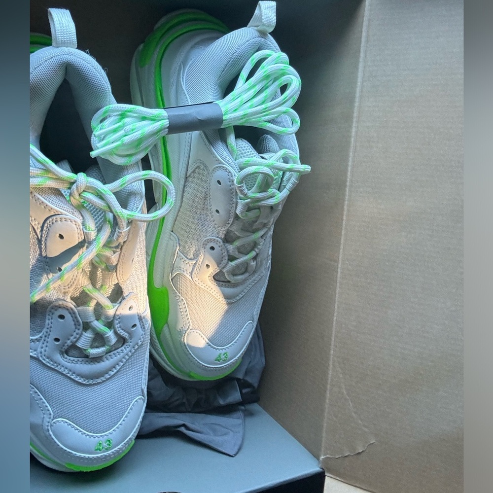 I got this beautiful Balenciaga triples S Flou Green/white/grey - Picture 3 of 6